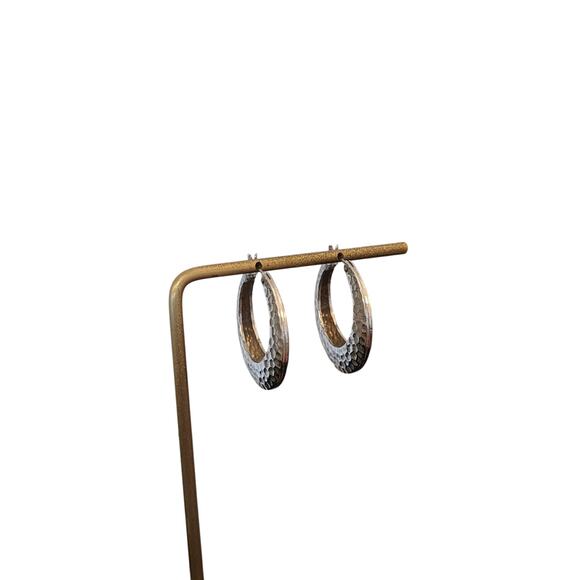 Marked Napier Silver Tone Hammered Hoop Snap Down Clasp Earrings - Picture 5 of 6